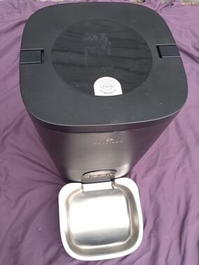 Automatic Pet Feeder in Black